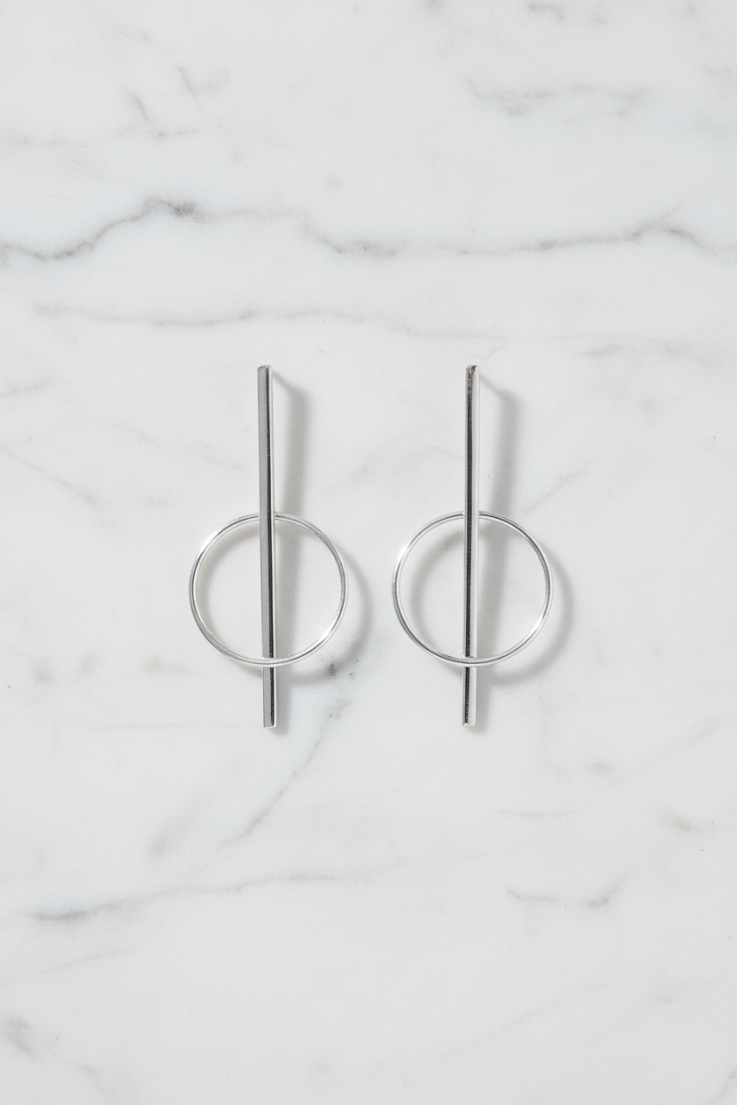 Geometric horizon drops on white marble