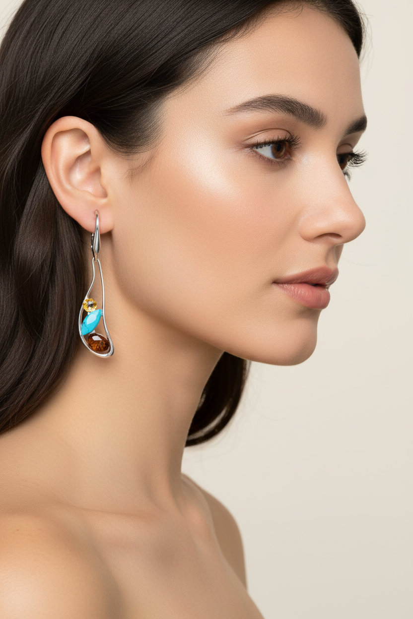 模特兒佩戴多彩寶石耳環 - 撥髮展示