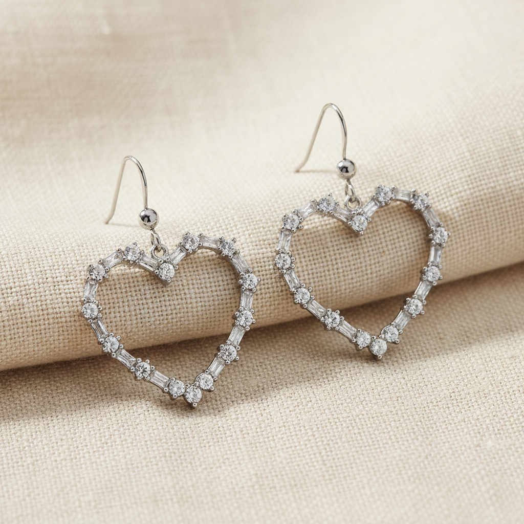 銀色水晶愛心耳環 - 奶油色亞麻布背景