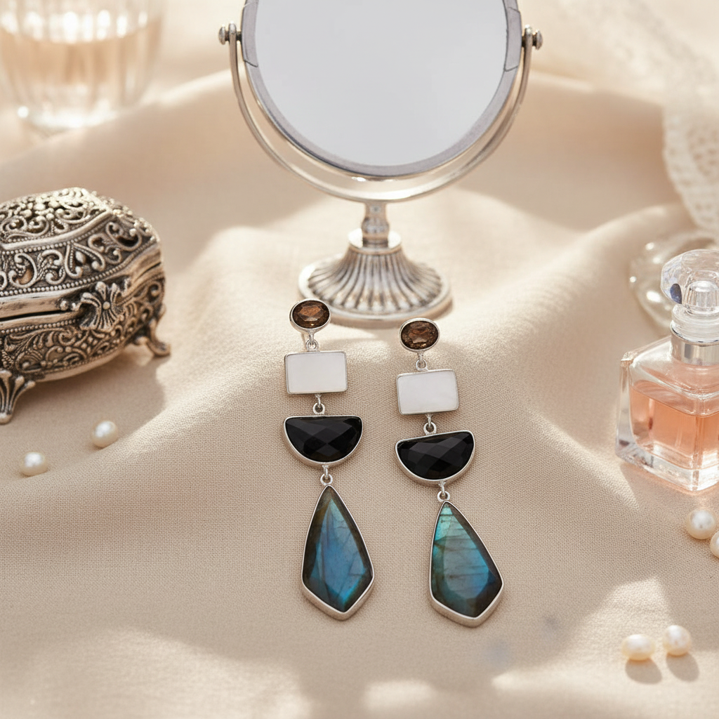 銀色多層寶石耳環 - 梳妝台米色布料背景