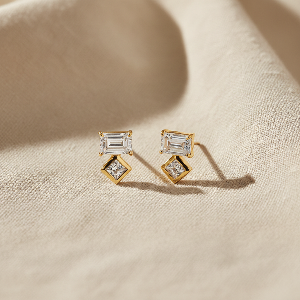 水晶耳釘 - 淺米色布料背景