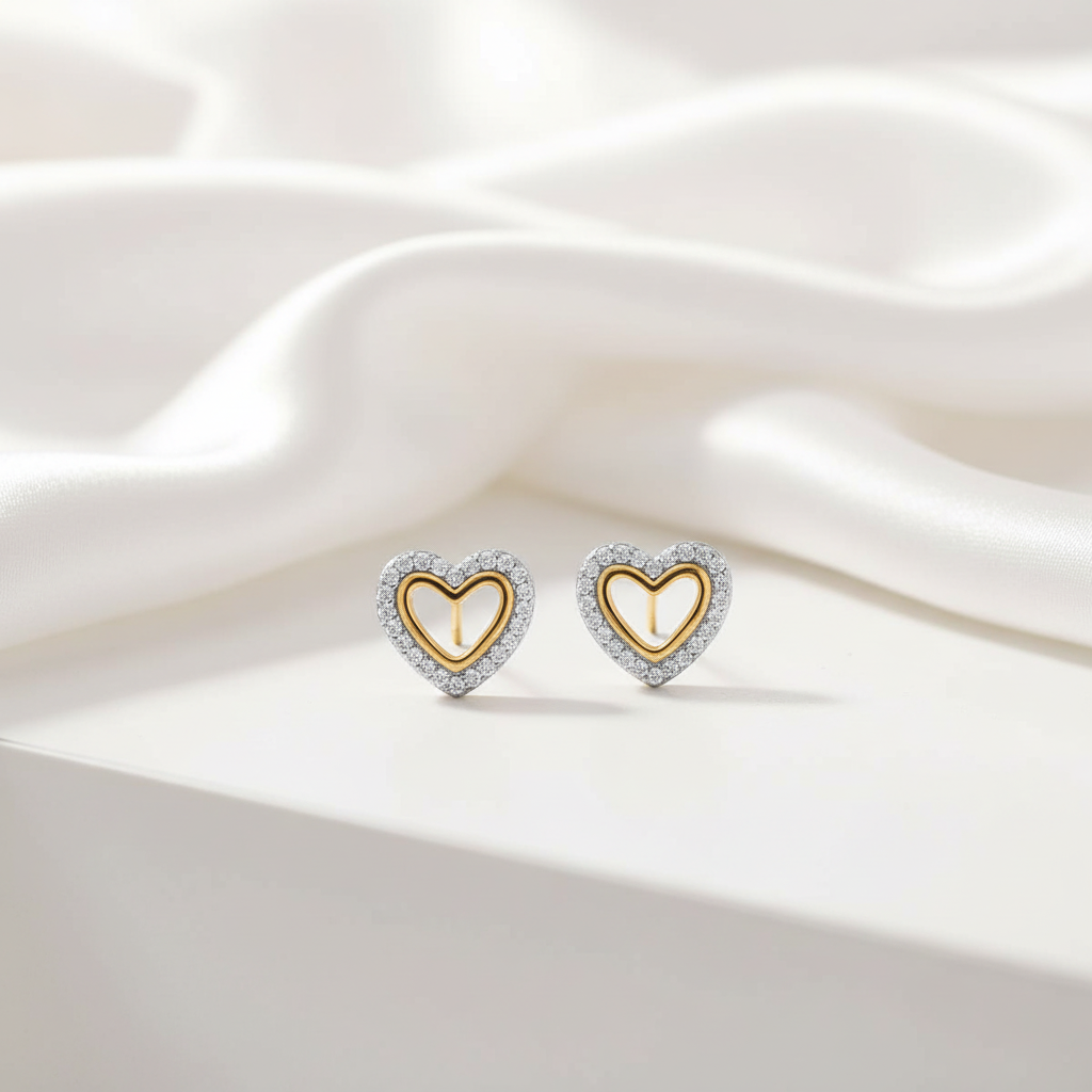 雙色愛心耳釘 - 書桌白色絲綢背景