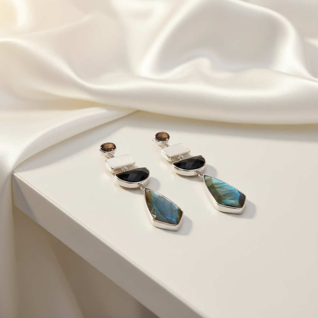 銀色多層寶石耳環 - 書桌白色絲綢背景