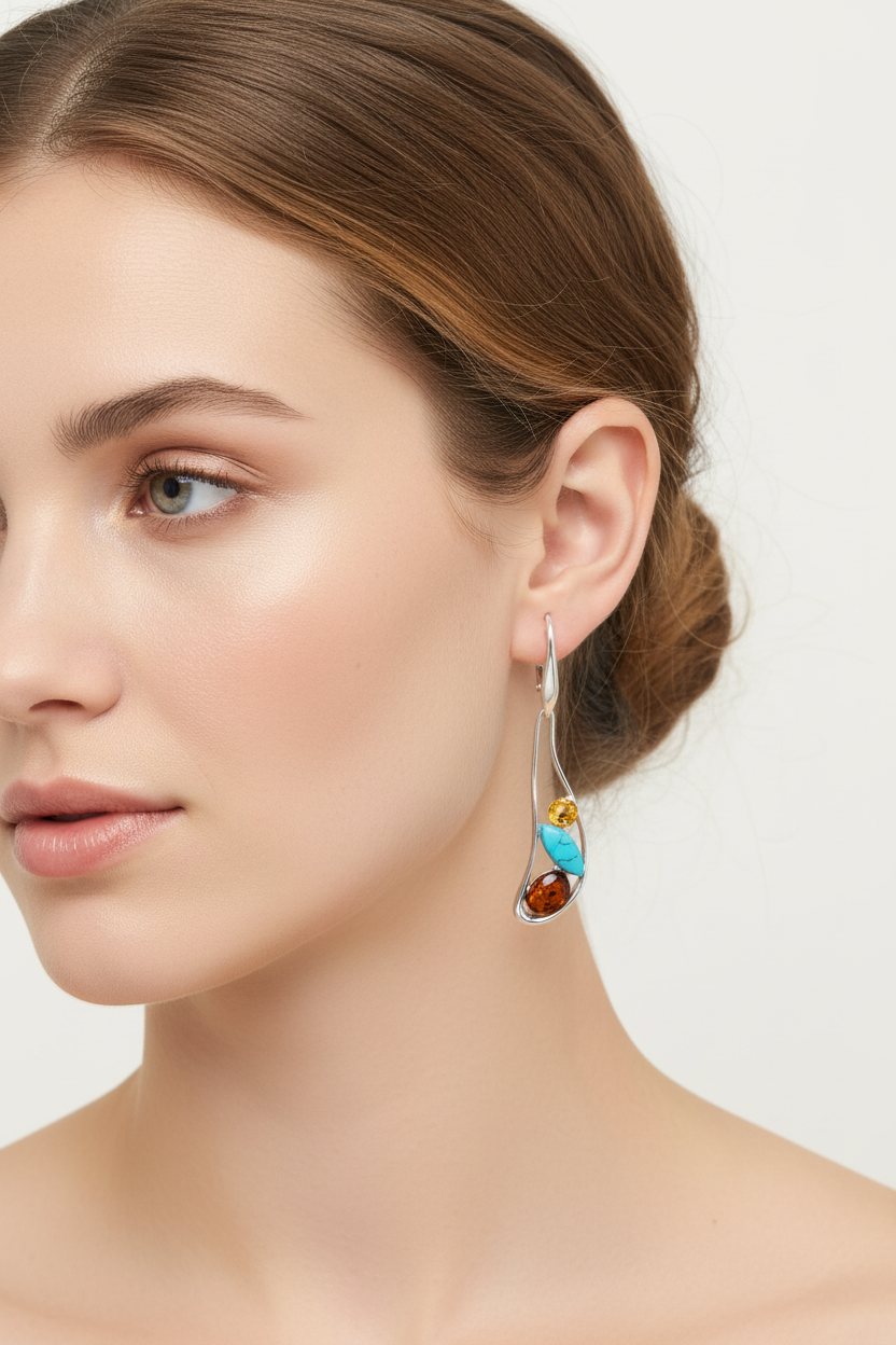 模特兒佩戴多彩寶石耳環 - 特寫展示垂墜