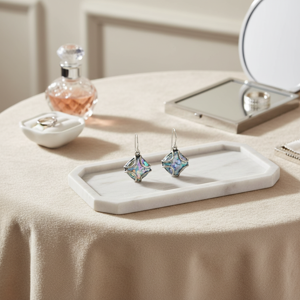 鮑魚貝殼耳環 - 梳妝台米色布料背景