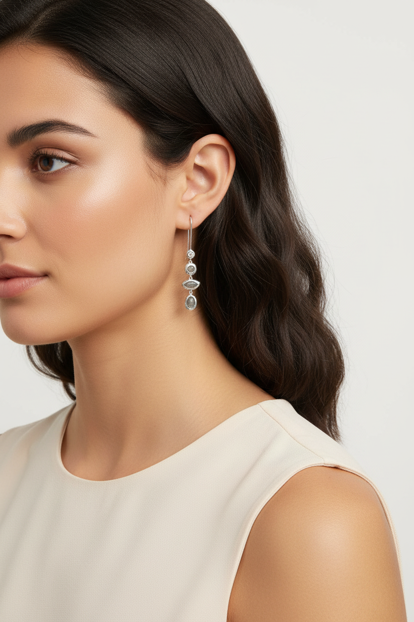 模特兒佩戴銀色多層寶石耳環 - 撥髮展示