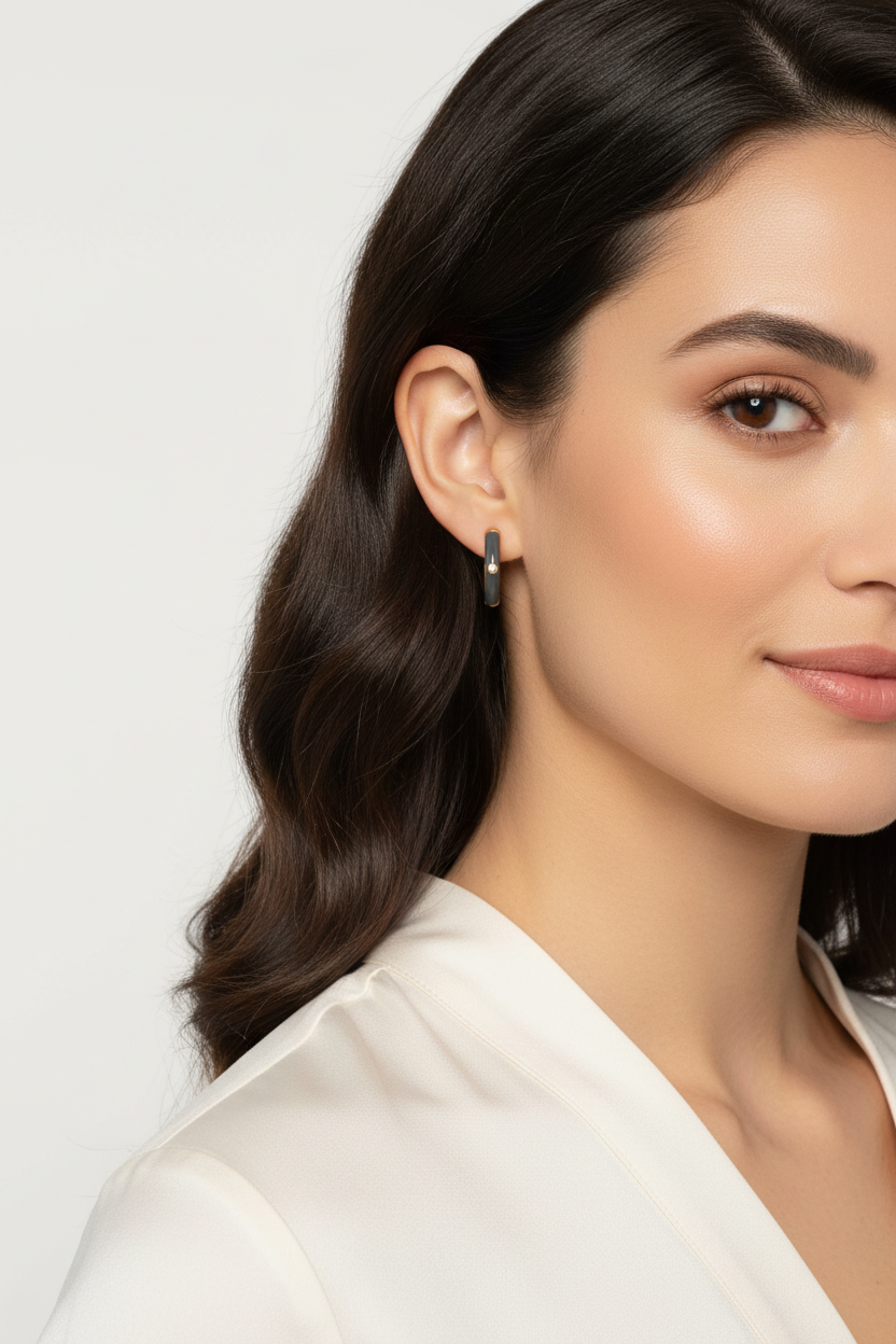 模特兒佩戴金色黑色琺瑯圈形耳環 - 撥髮展示