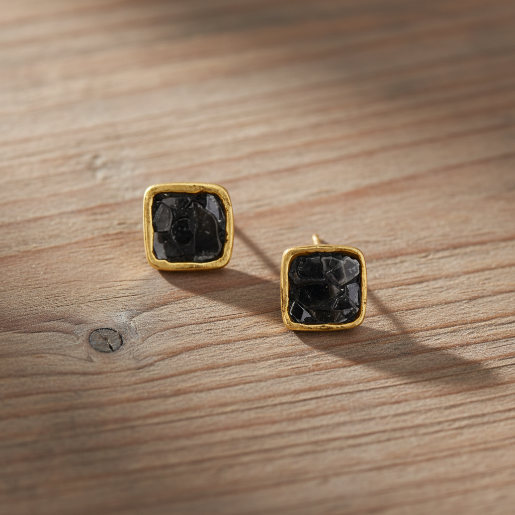 金色黑色碎石耳釘 - 自然木質背景