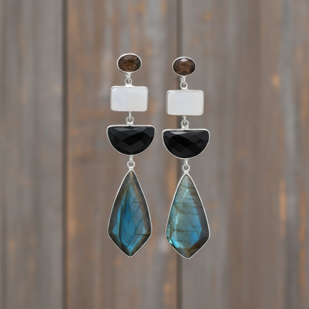 銀色多層寶石耳環 - 自然木質背景