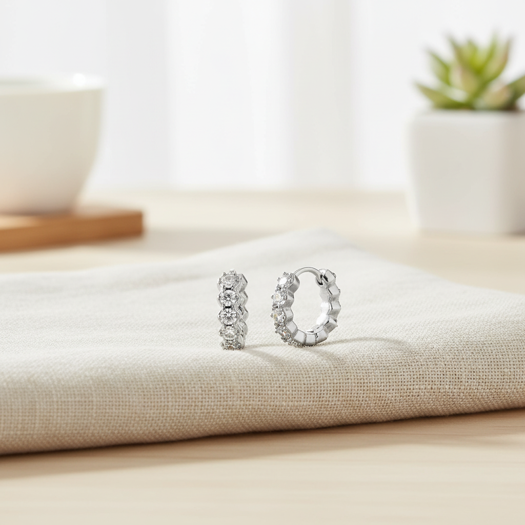 銀色水晶圈形耳環 - 書桌奶油色亞麻布背景