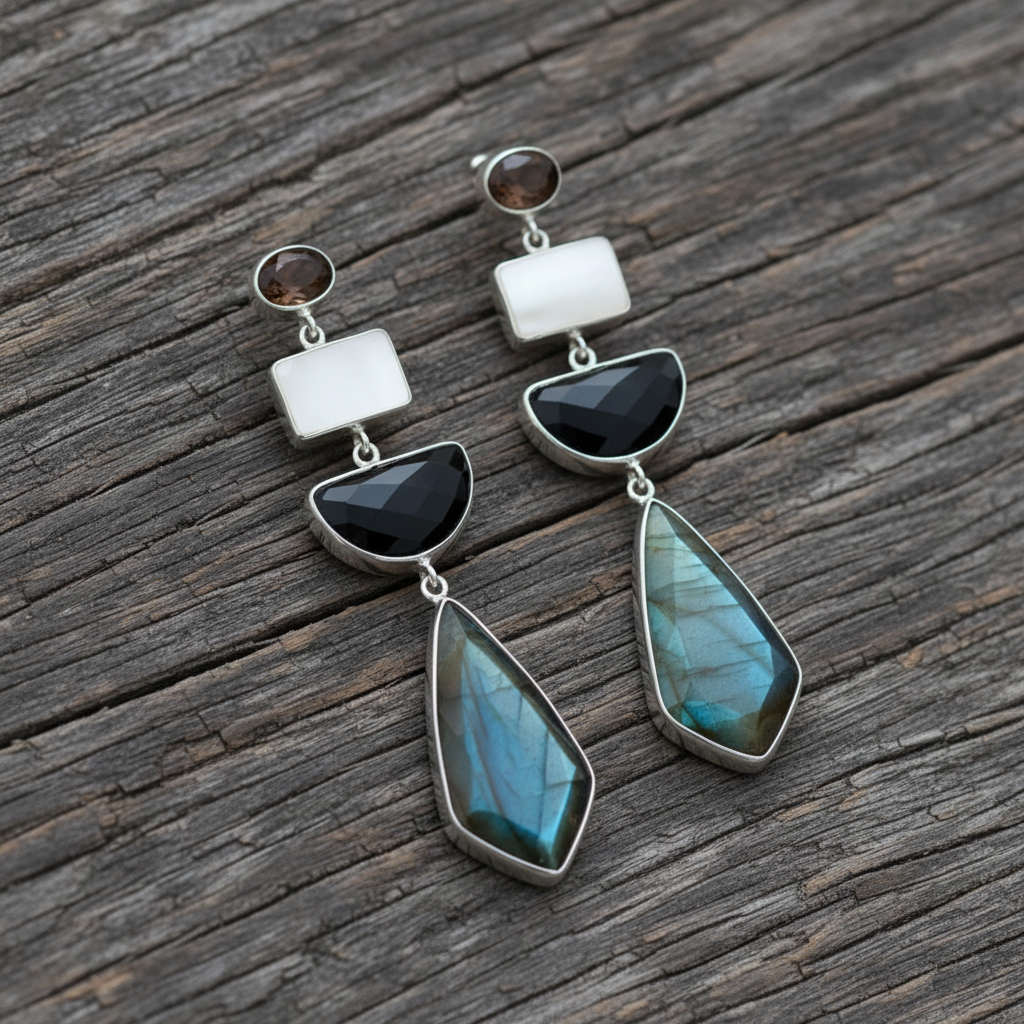 銀色多層寶石耳環 - 風化木質背景