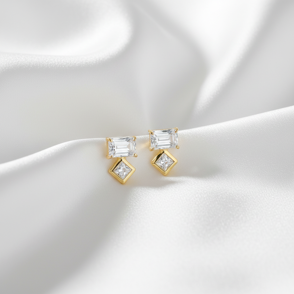 水晶耳釘 - 白色絲綢背景