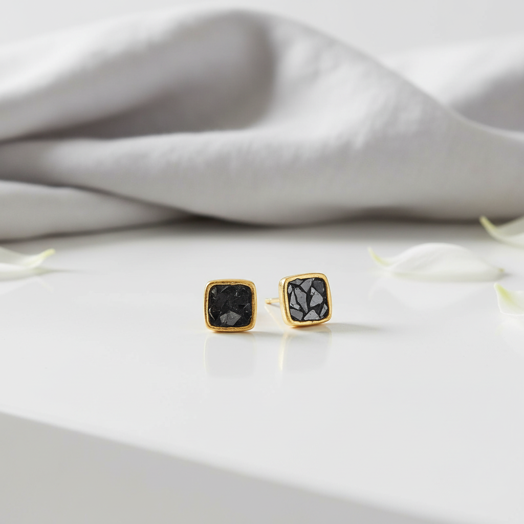 金色黑色碎石耳釘 - 梳妝台淺灰色布料背景