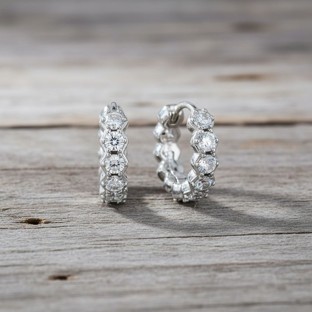 銀色水晶圈形耳環 - 再生木質背景