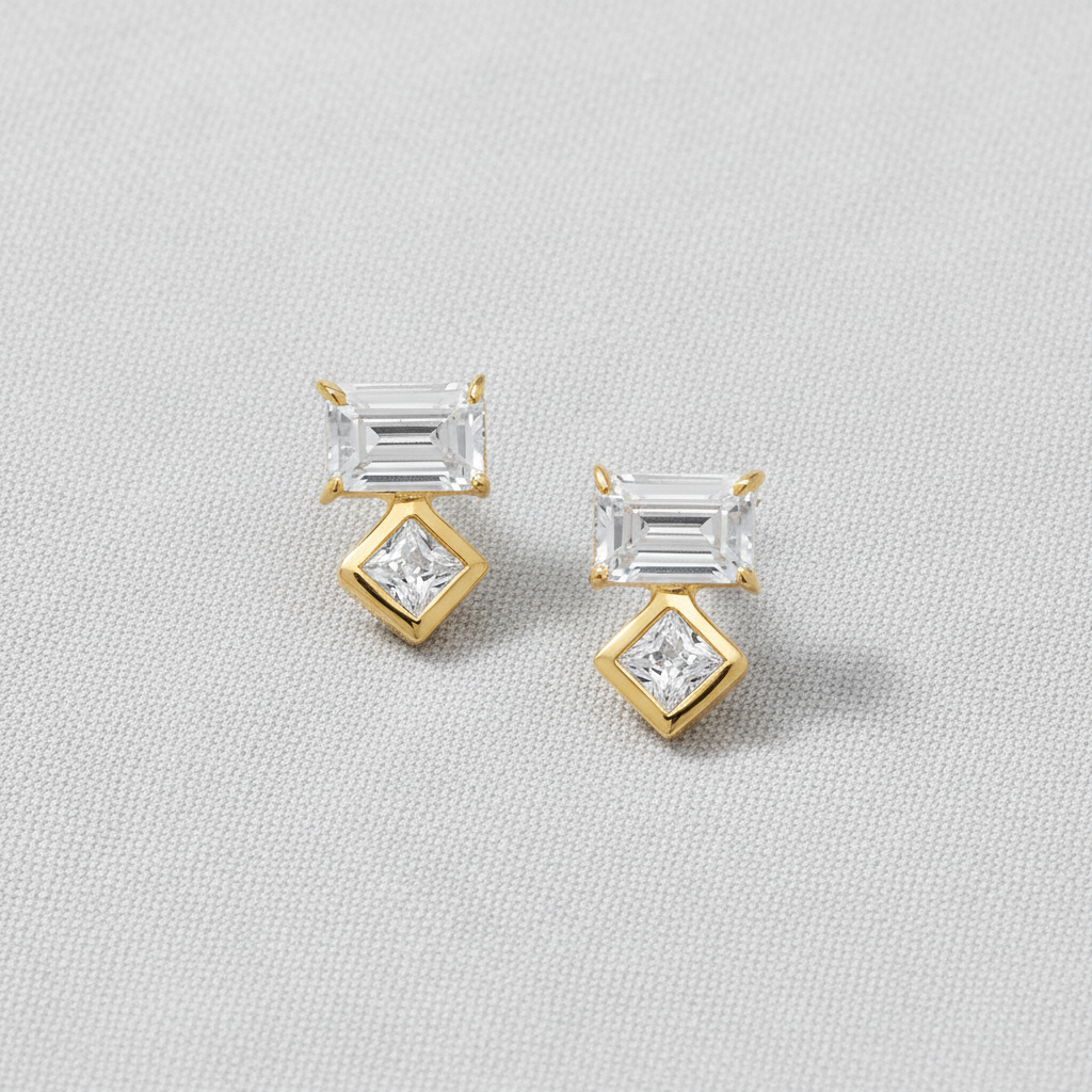 水晶耳釘 - 淺灰色棉布背景