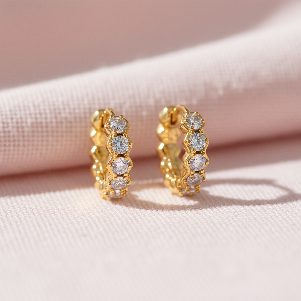 金色水晶圈形耳環 - 淡粉色布料背景