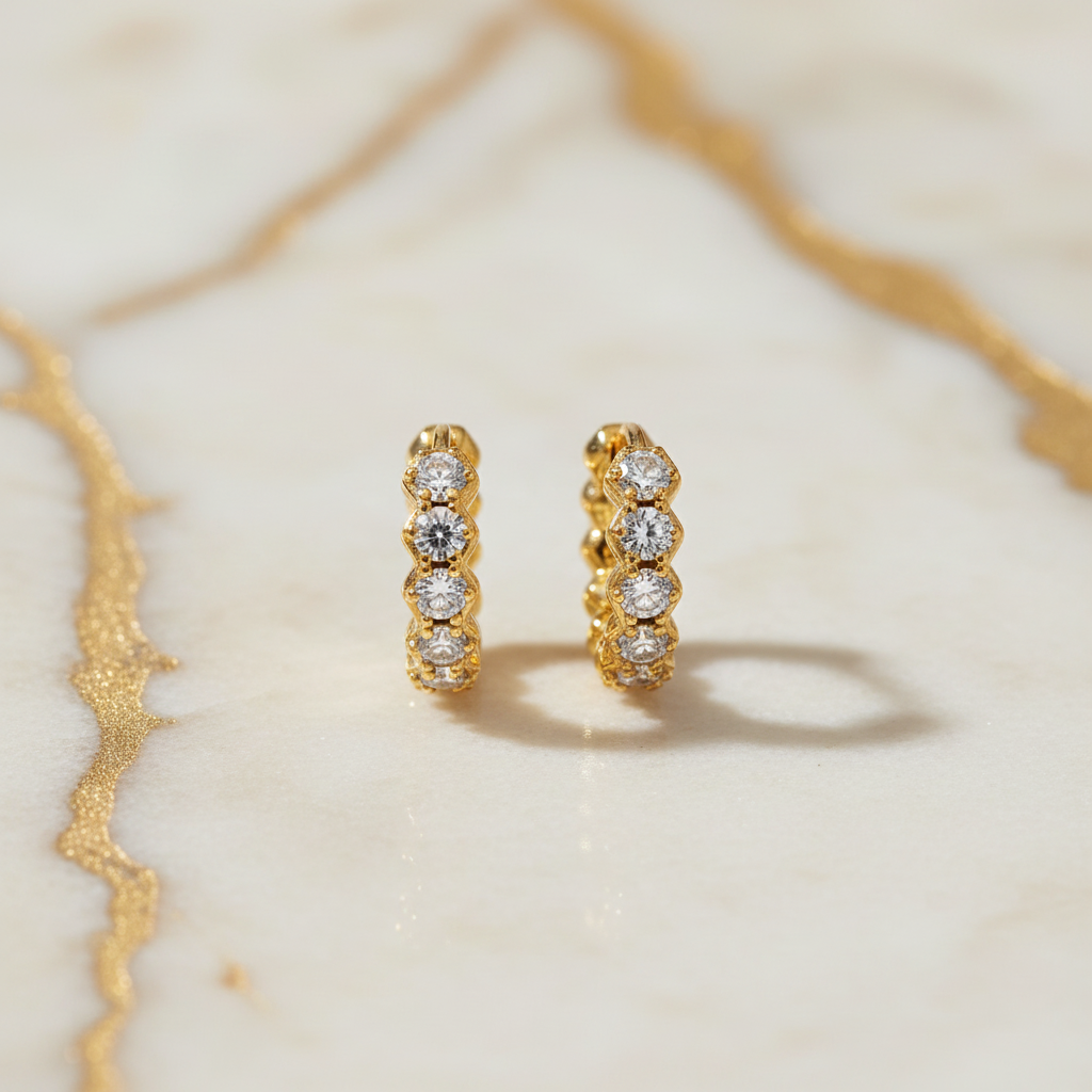 金色水晶圈形耳環 - 奶油色大理石背景