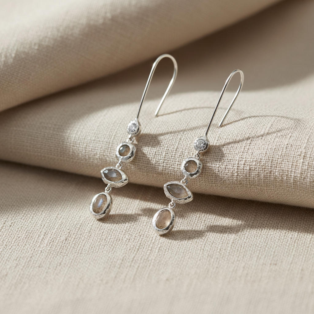 銀色多層寶石耳環 - 淺米色布料背景