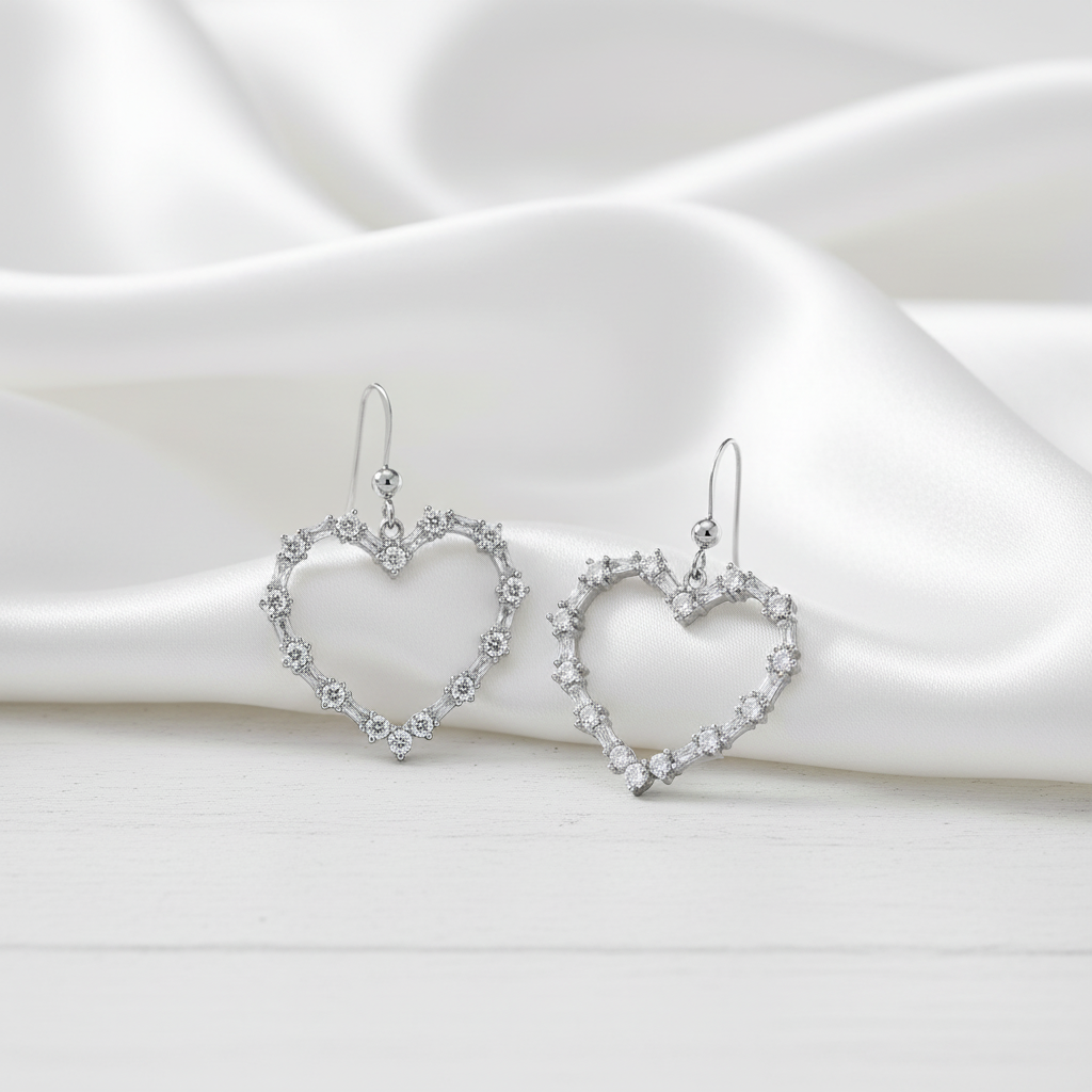 銀色水晶愛心耳環 - 書桌白色絲綢背景