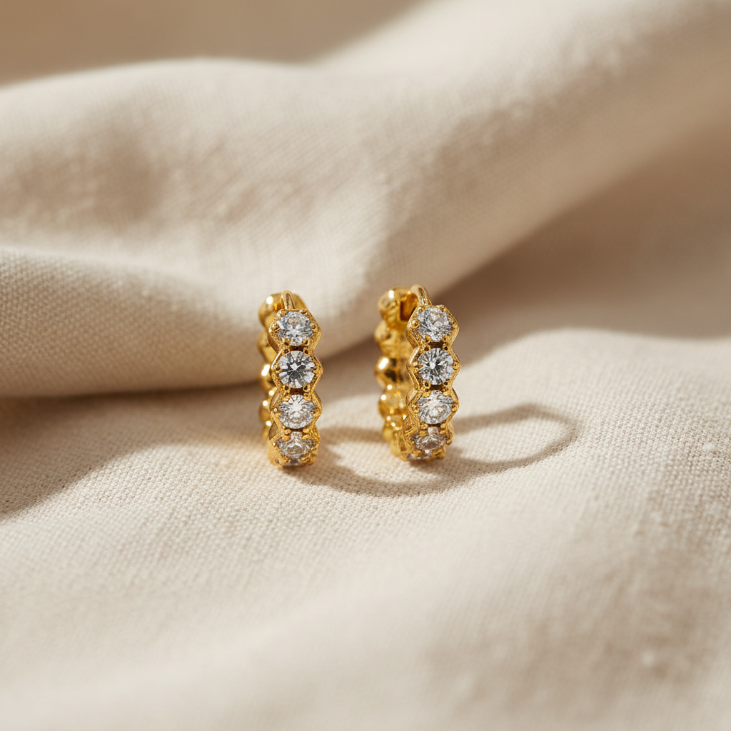 金色水晶圈形耳環 - 淺米色布料背景