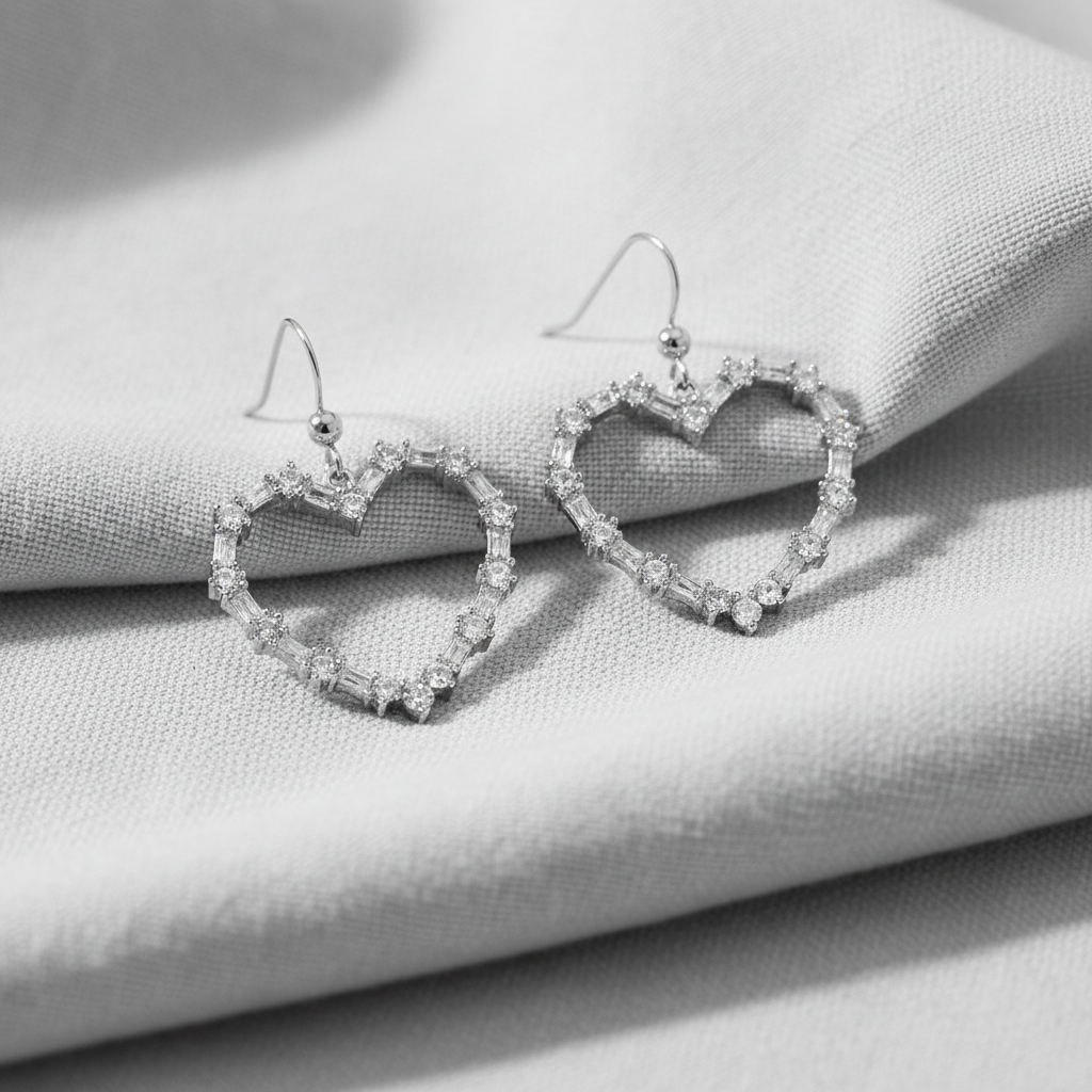 銀色水晶愛心耳環 - 淺灰色棉布背景
