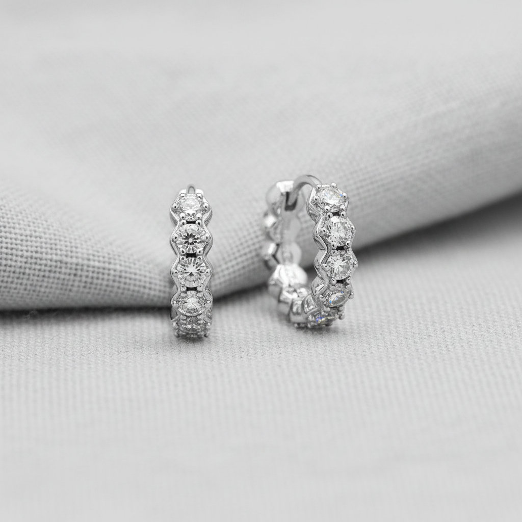 銀色水晶圈形耳環 - 淺灰色棉布背景