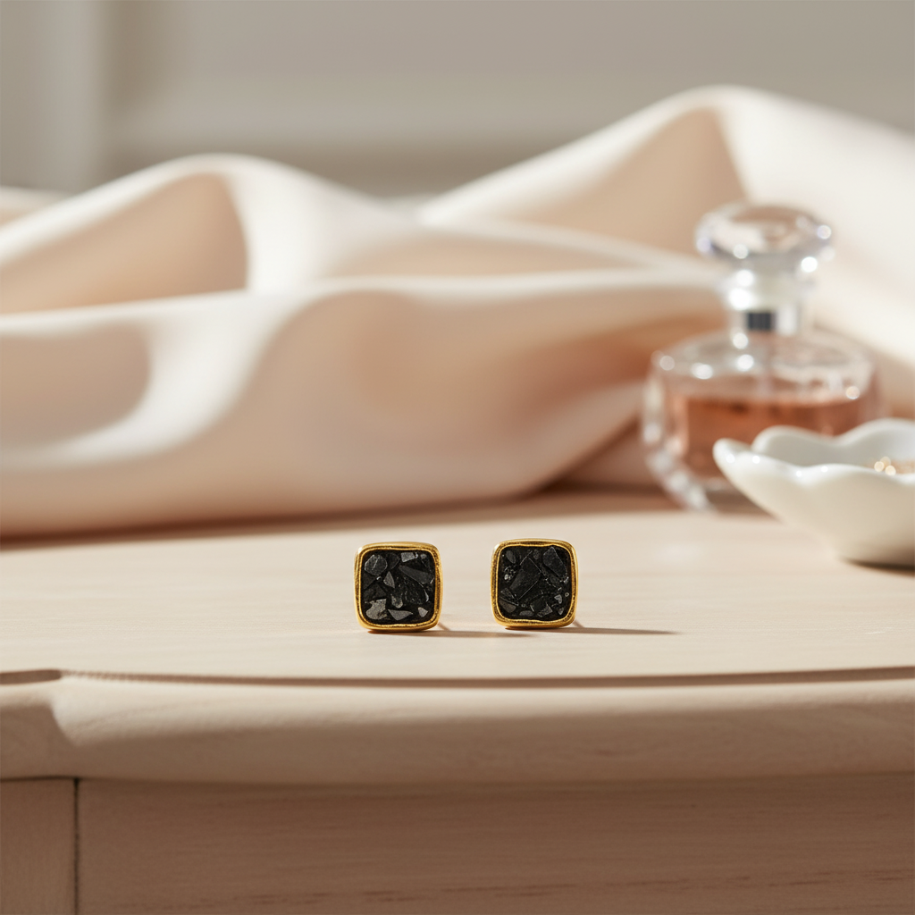 金色黑色碎石耳釘 - 梳妝台淡香檳色布料背景