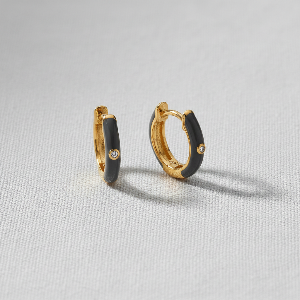 金色黑色琺瑯圈形耳環 - 淺灰色棉布背景