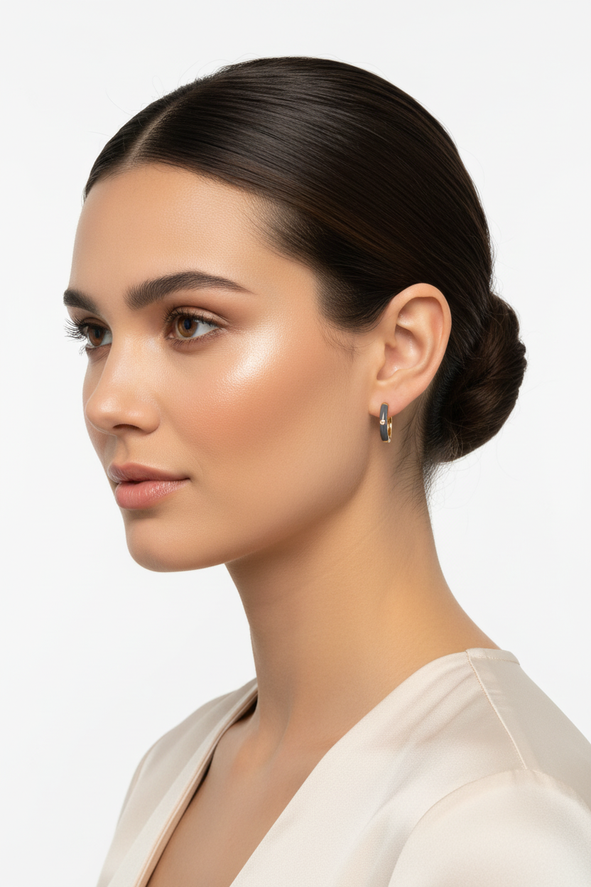 模特兒佩戴金色黑色琺瑯圈形耳環 - 正面姿態