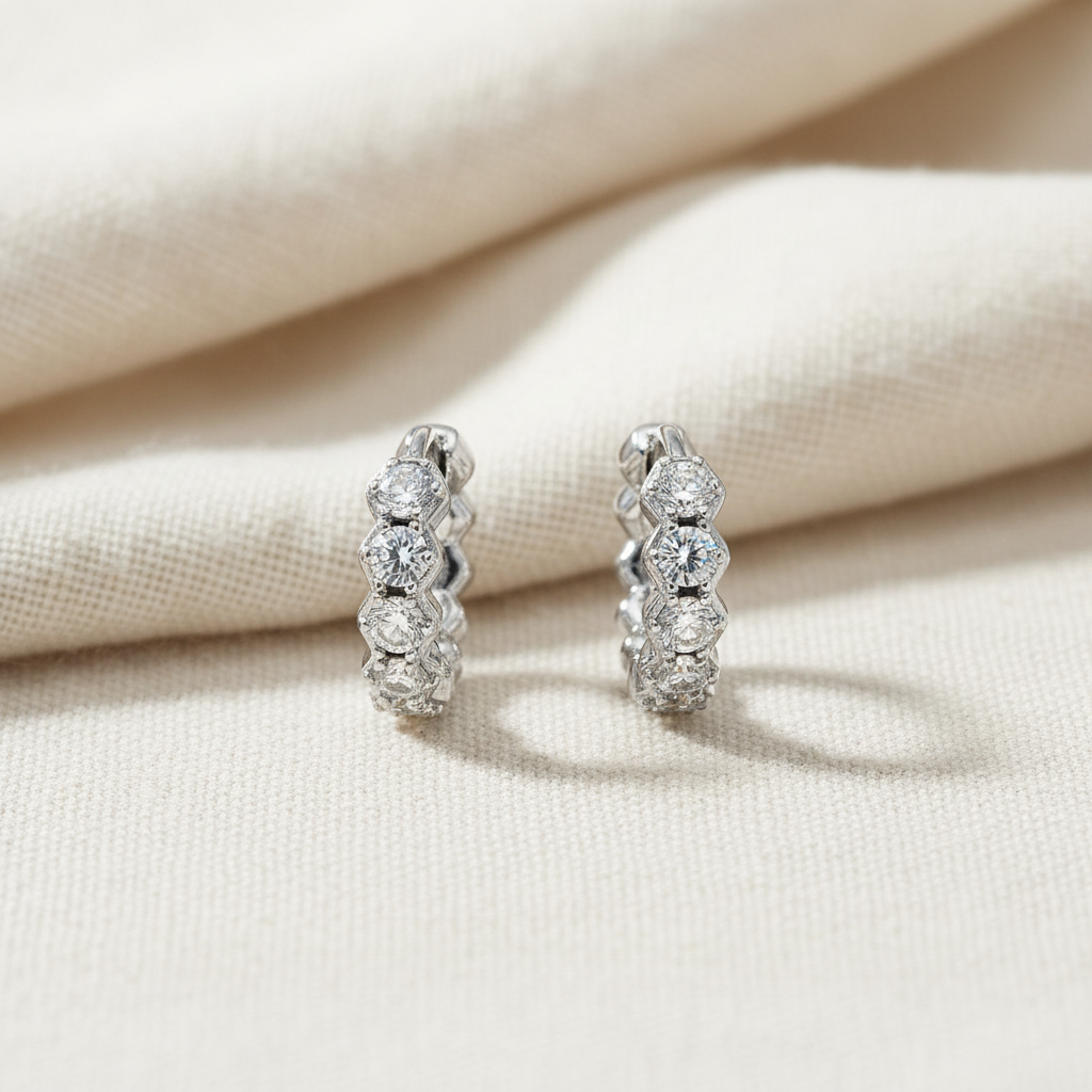 銀色水晶圈形耳環 - 奶油色亞麻布背景