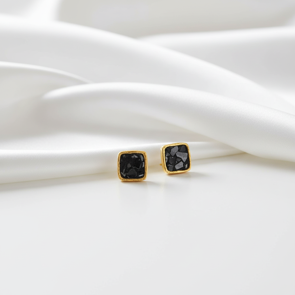 金色黑色碎石耳釘 - 書桌白色絲綢背景