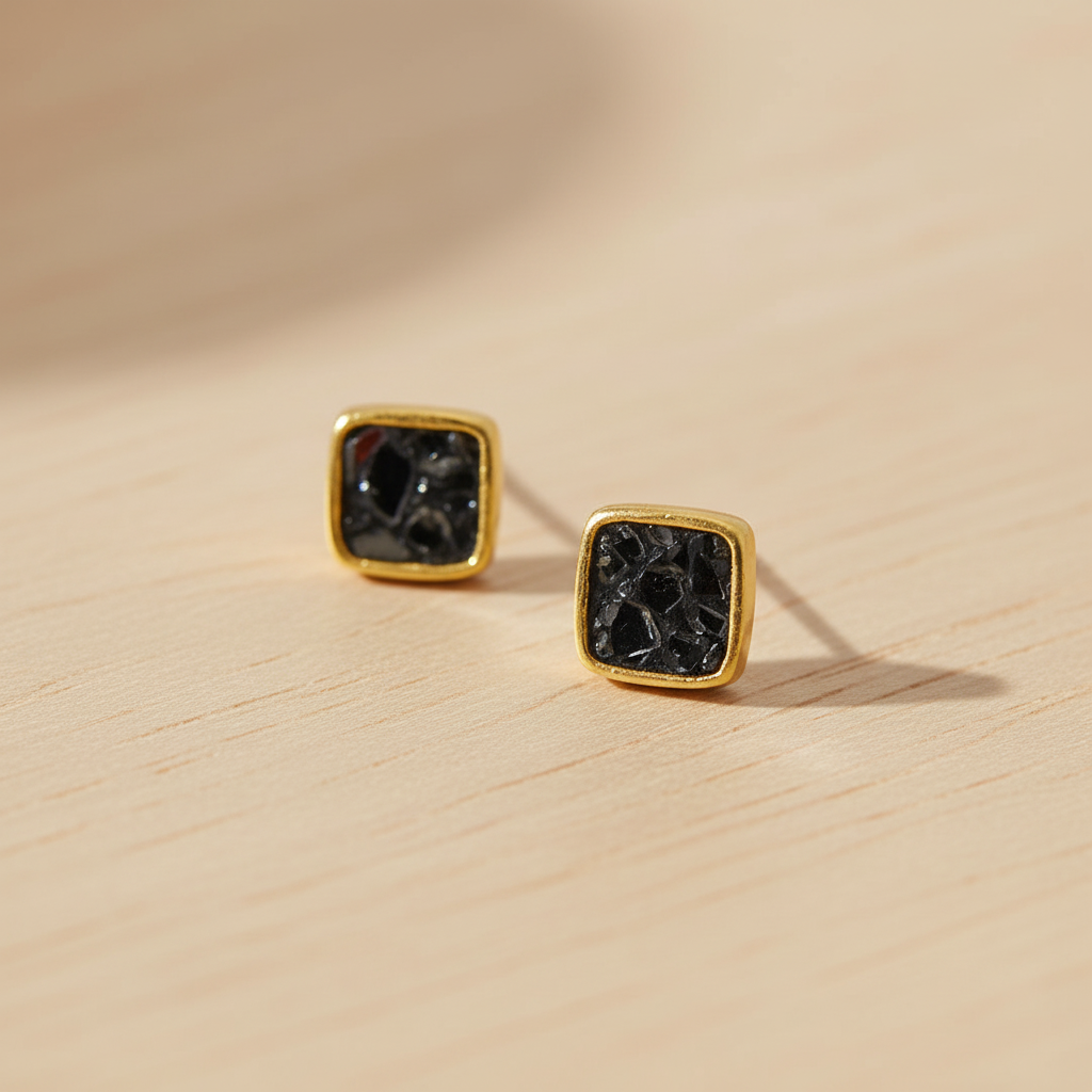 金色黑色碎石耳釘 - 淺色木質表面