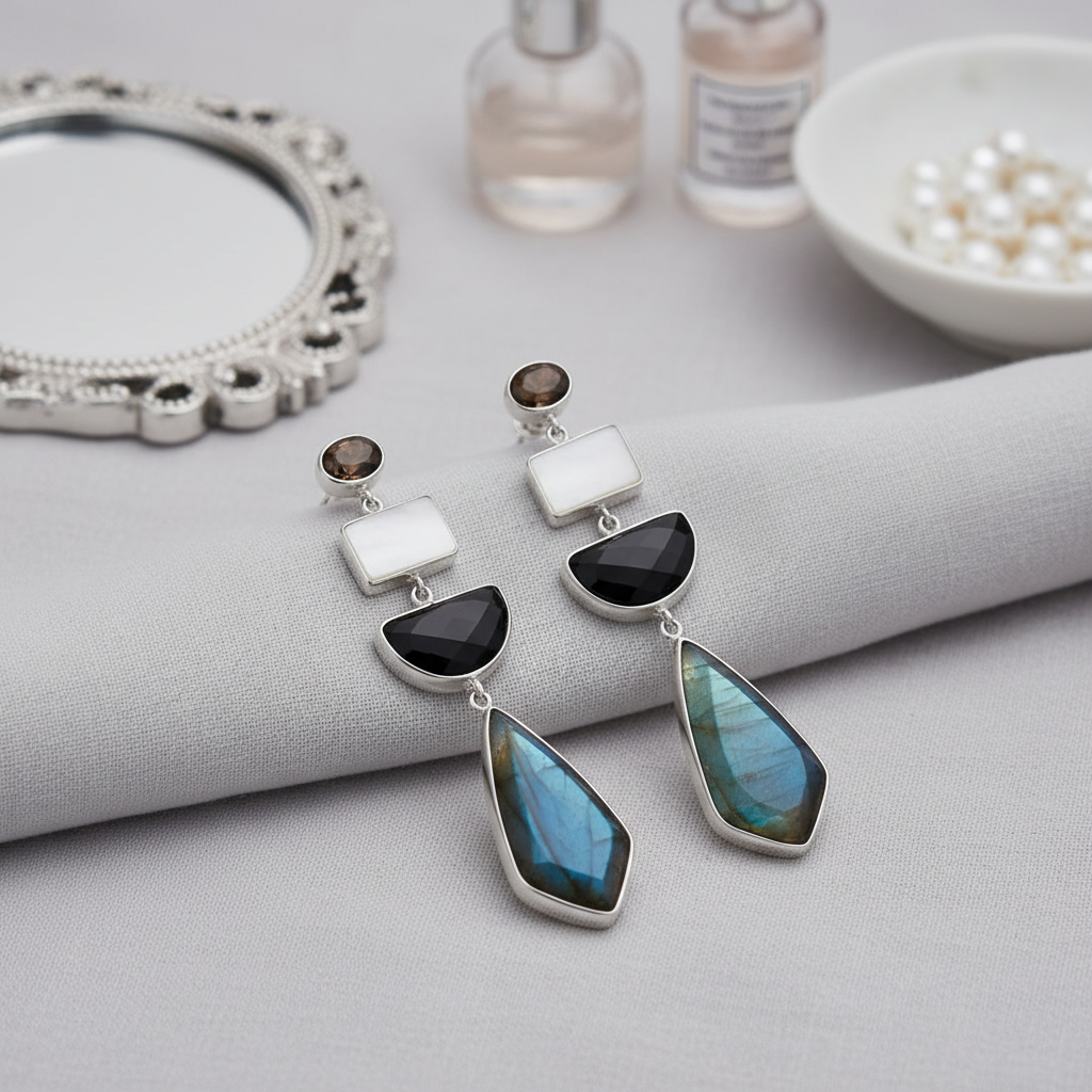 銀色多層寶石耳環 - 梳妝台淺灰色布料背景