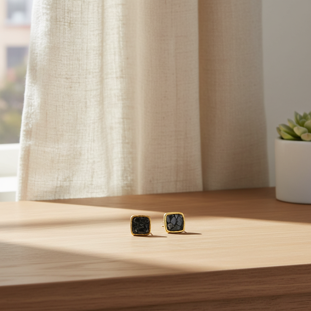 金色黑色碎石耳釘 - 書桌奶油色亞麻布背景