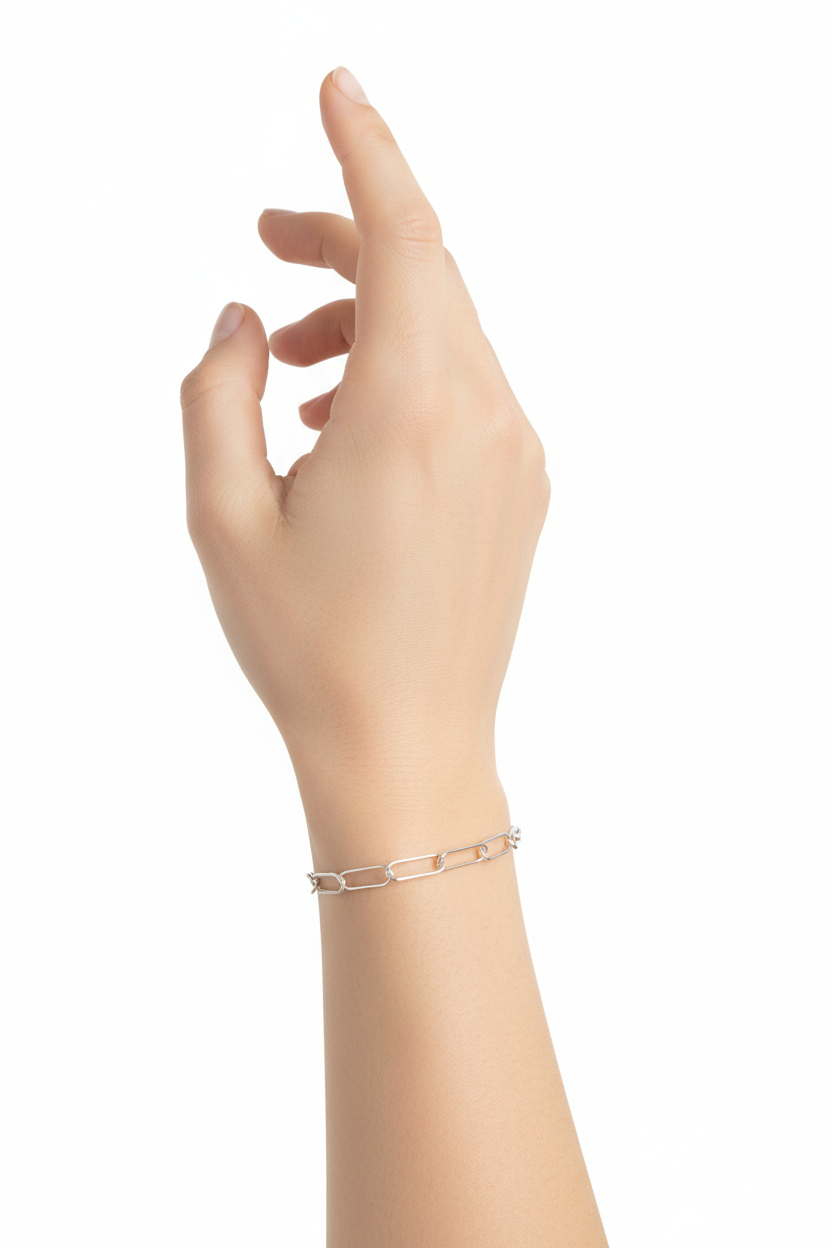 女性模特兒配戴鍍銠手鏈