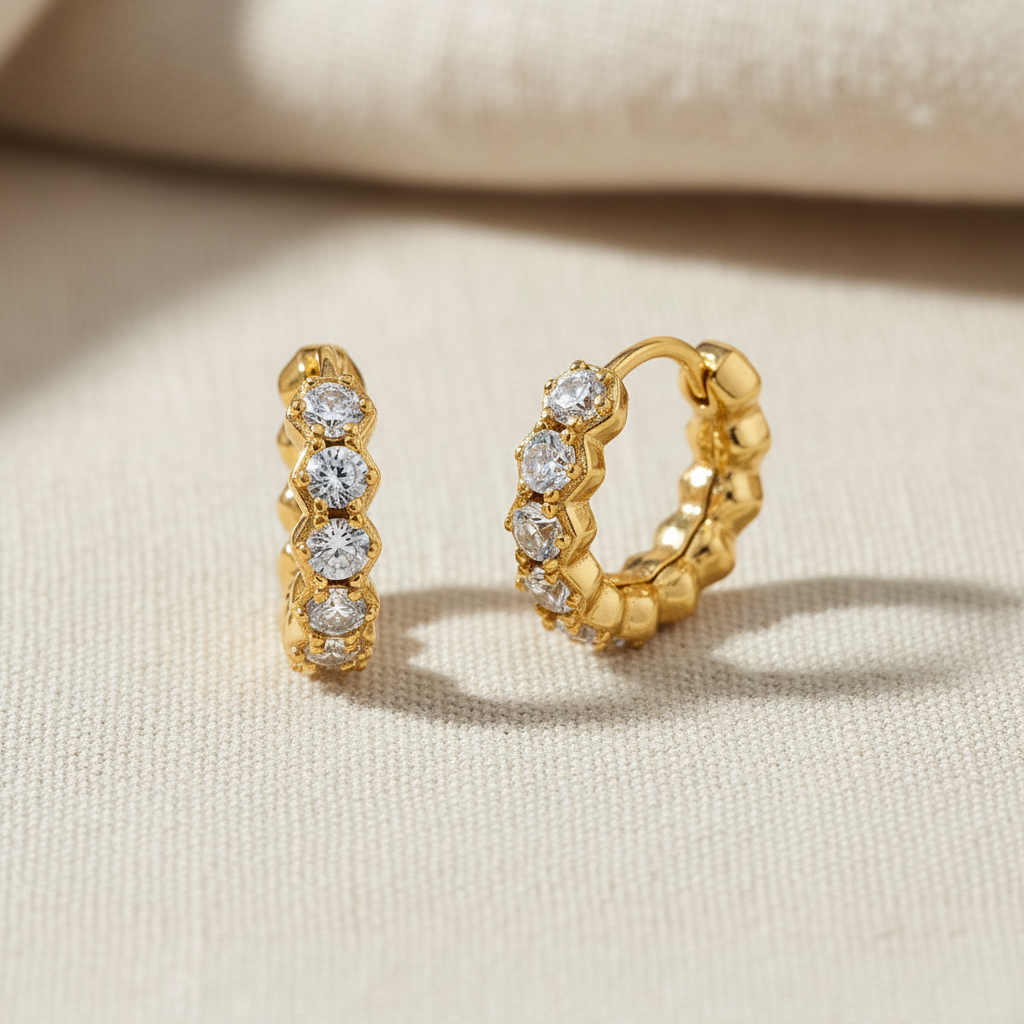 金色水晶圈形耳環 - 奶油色亞麻布背景