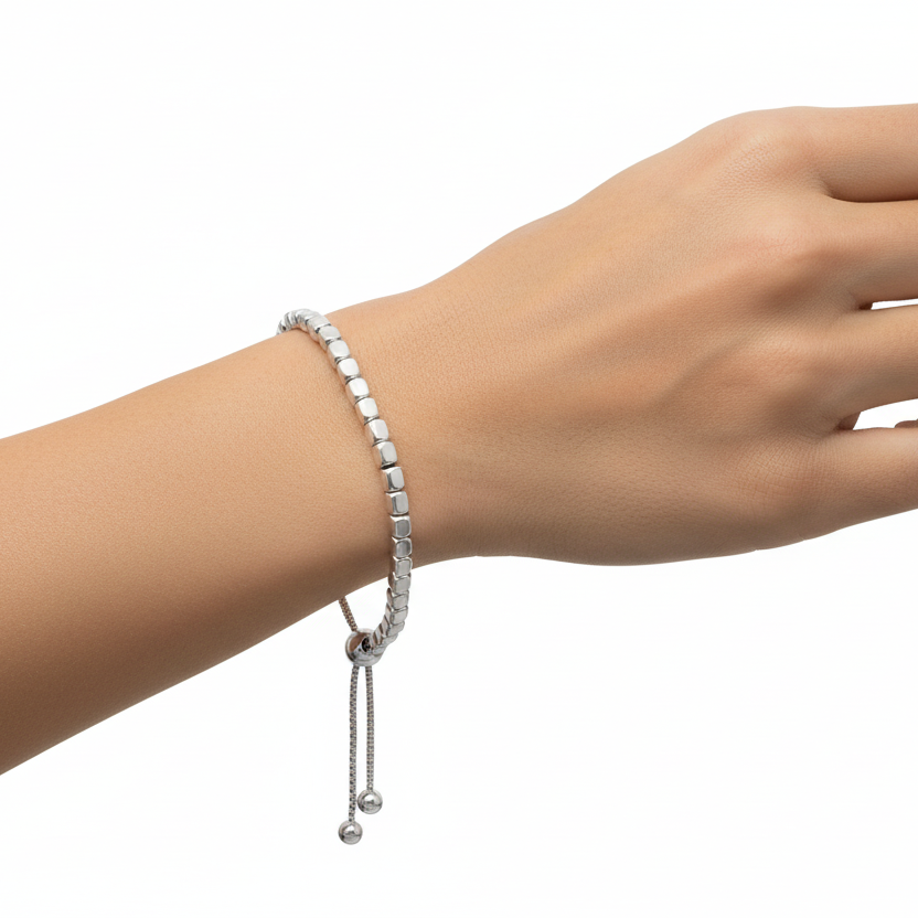 模特兒配戴方珠手鍊