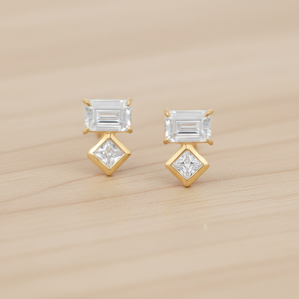 水晶耳釘 - 淺色木質表面