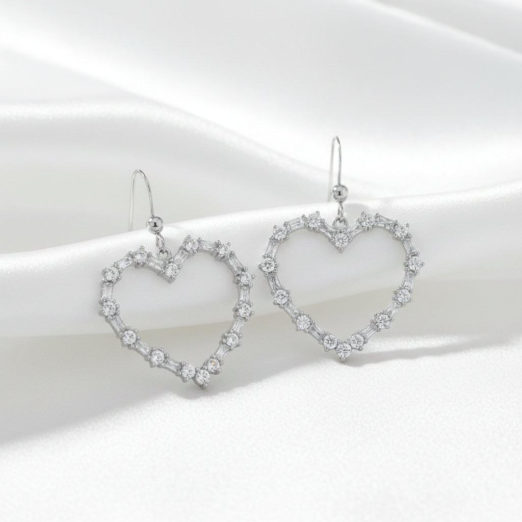 銀色水晶愛心耳環 - 白色絲綢背景