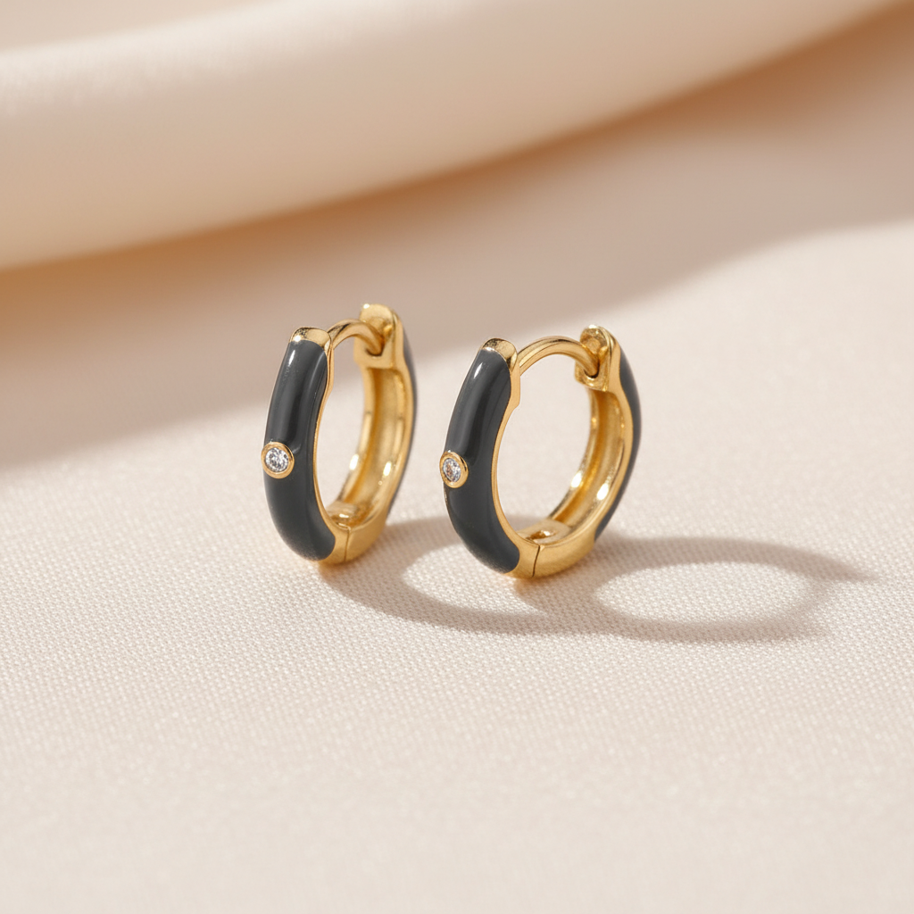 金色黑色琺瑯圈形耳環 - 淡香檳色布料背景