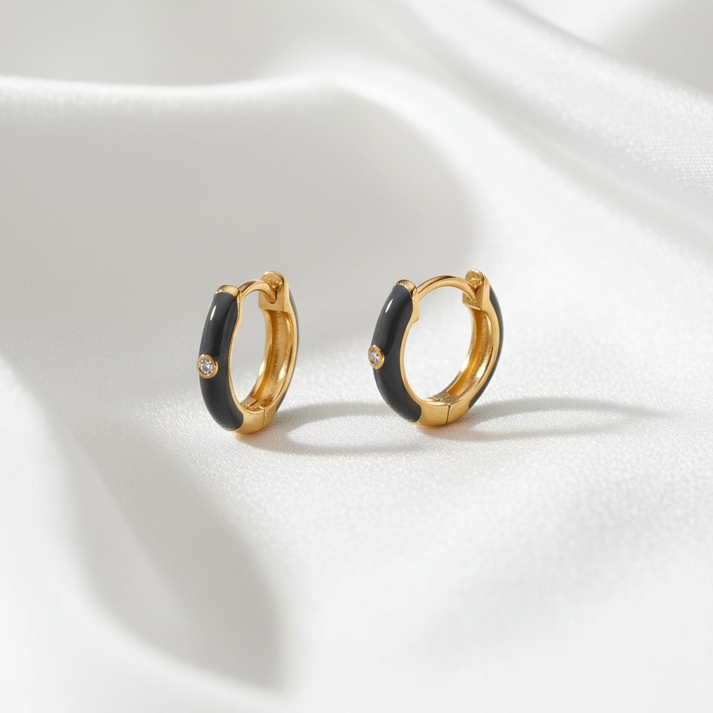 金色黑色琺瑯圈形耳環 - 白色絲綢背景