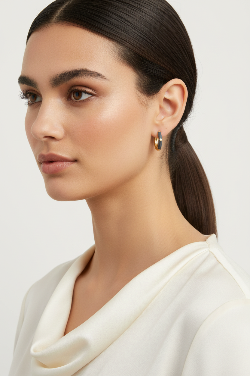 模特兒佩戴金色黑色琺瑯圈形耳環 - 四分之三視角