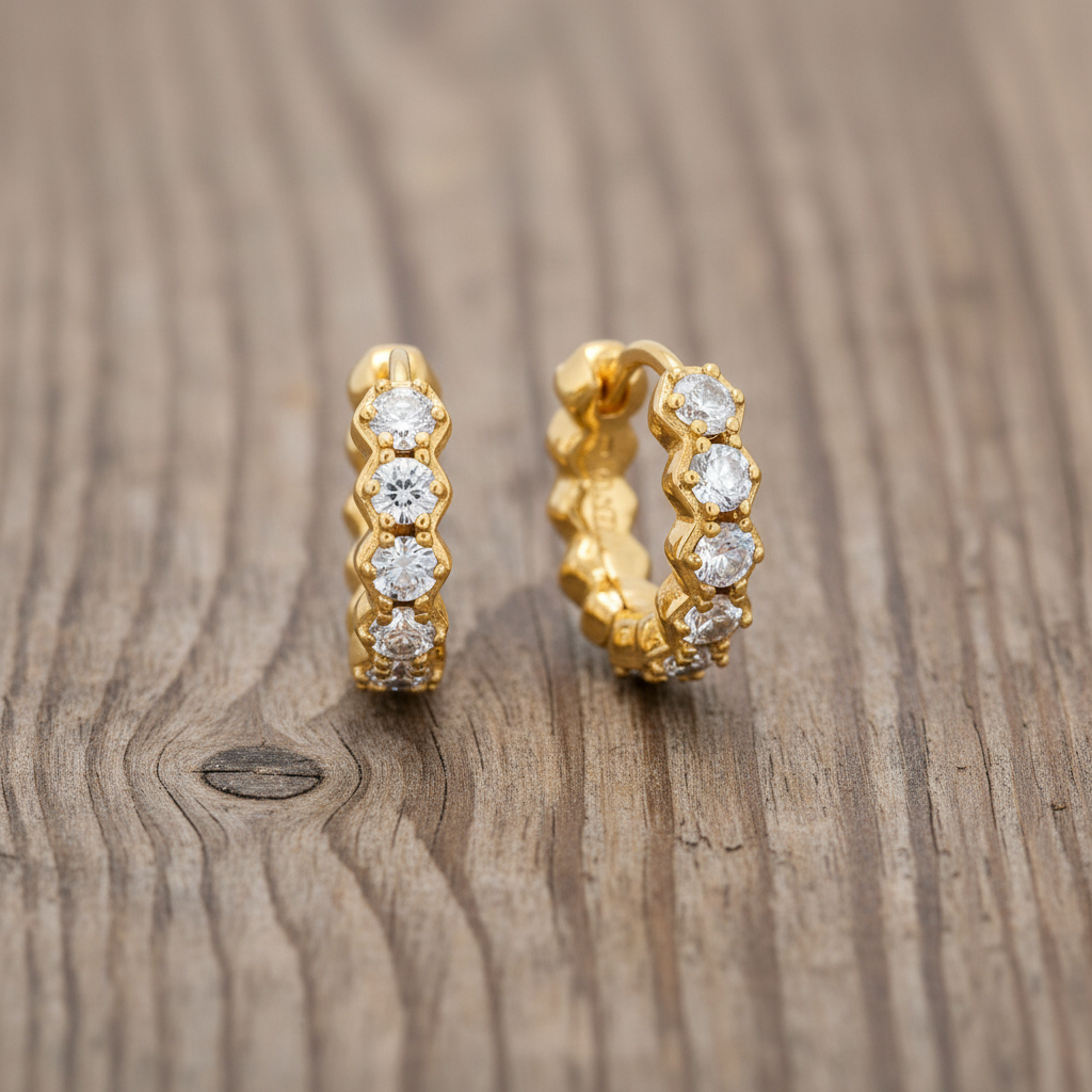 金色水晶圈形耳環 - 自然木質背景