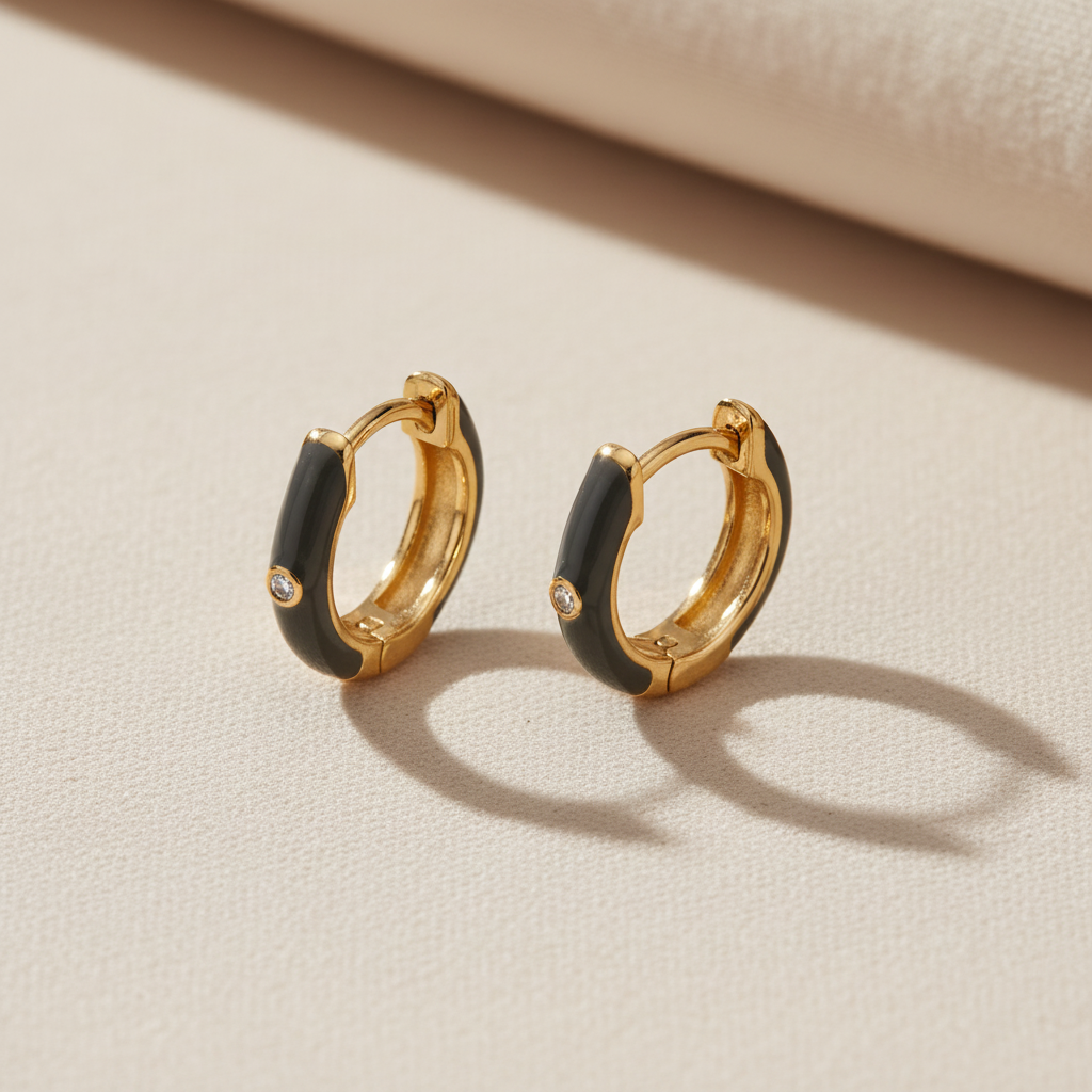 金色黑色琺瑯圈形耳環 - 淺米色布料背景