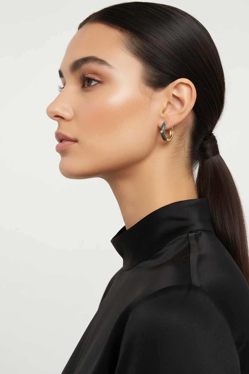 模特兒佩戴金色黑色琺瑯圈形耳環 - 側面輪廓