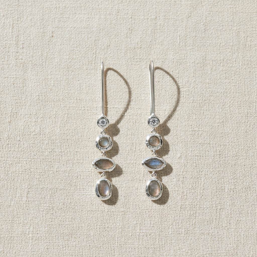 銀色多層寶石耳環 - 奶油色亞麻布背景