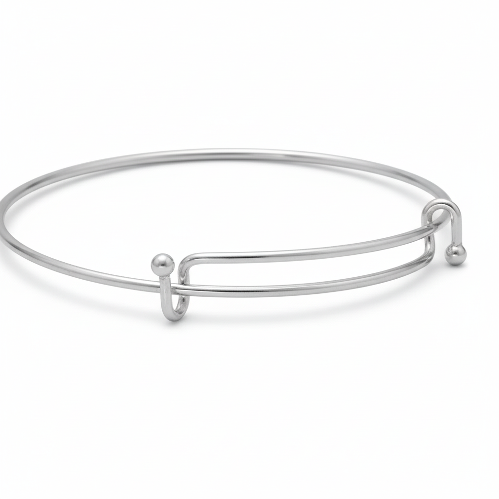 Expandable wire bangle clasp close-up