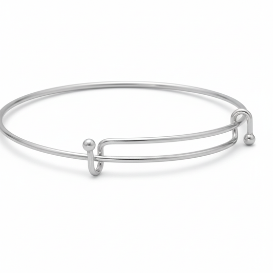 Expandable wire bangle clasp close-up