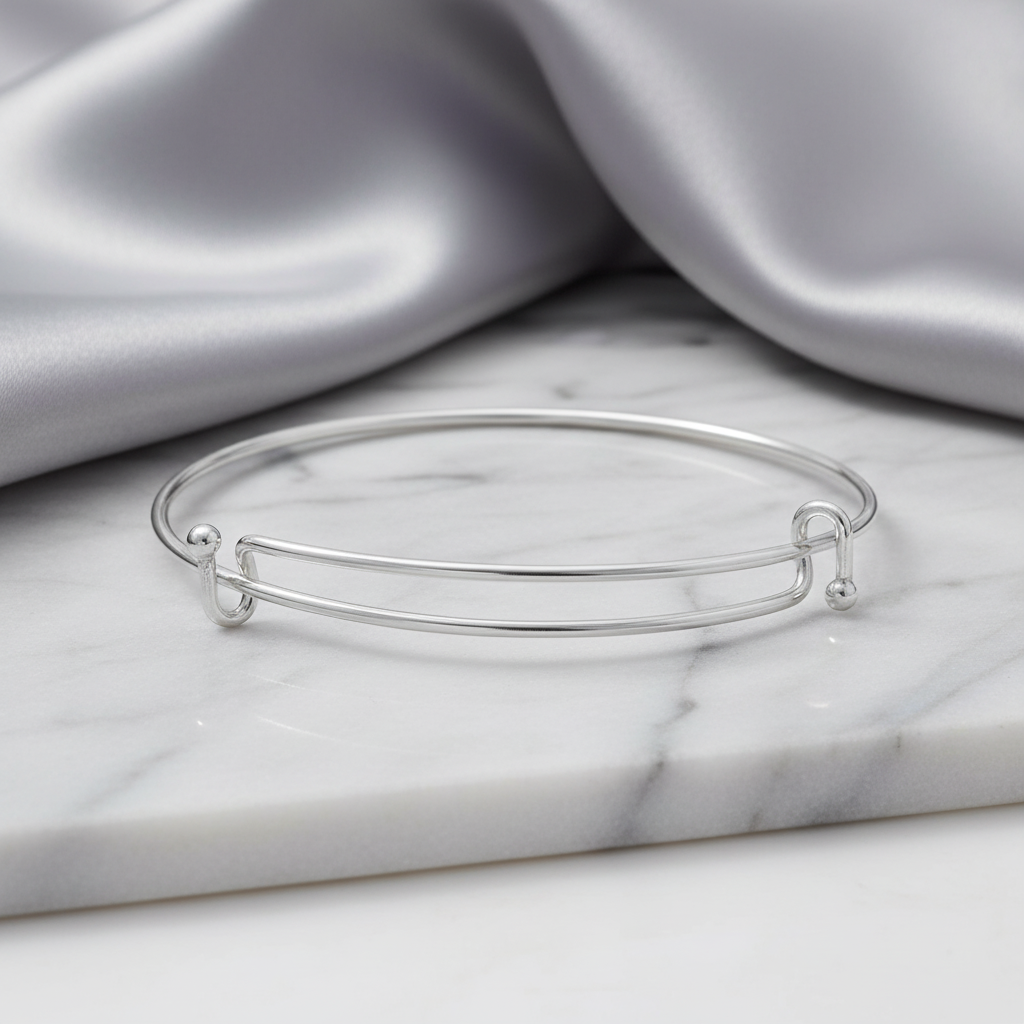Expandable wire bangle with elegant background